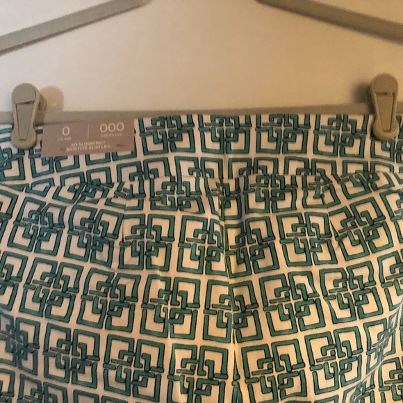 Cropped Graphic Design Pants - Picture 2 of 7